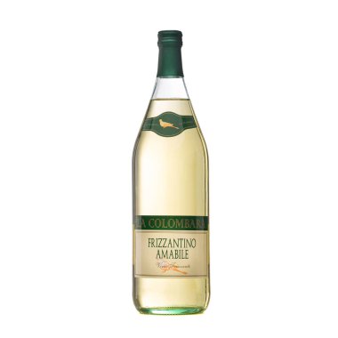 Beyaz arka planda bir şişe İtalyan şarabı. Tam beyaz şarap şişesi. Beyaz arka planda izole edilmiş. Frizzantino bianco amabile La Colombara etiketli şarap şişesi. Kiev, Ukrayna 6 Aralık 2019