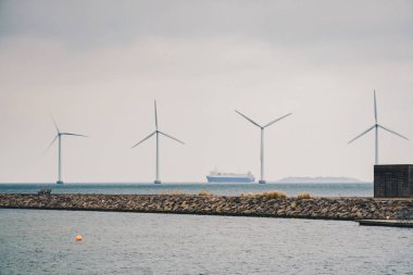 Net enerji üretimi ve çevre koruma temasıdır. Rüzgar kesiciler, kışın Rüzgar enerjisi Avrupa Danimarka Kopenhag Baltık Denizi'nde bir dizi