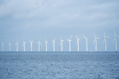 Net enerji üretimi ve çevre koruma temasıdır. Rüzgar kesiciler, kışın Rüzgar enerjisi Avrupa Danimarka Kopenhag Baltık Denizi'nde bir dizi