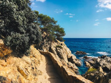 İspanya 'da Akdeniz' in Costa Brava 'sında Lloret de Mar yakınlarındaki uçurumlar boyunca bir yürüyüş yolu.