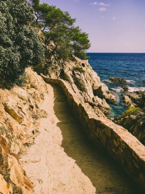 İspanya 'da Akdeniz' in Costa Brava 'sında Lloret de Mar yakınlarındaki uçurumlar boyunca bir yürüyüş yolu.