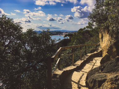 İspanya 'da Akdeniz' in Costa Brava 'sında Lloret de Mar yakınlarındaki uçurumlar boyunca bir yürüyüş yolu.