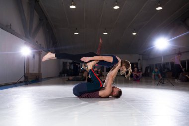 Çift akroyoga, fiziksel yoga ve akrobasi yapıyor. Denge ve konsantrasyon çifti. Erkek ve kadın, çift akroyoga esnekliği egzersizi. Aktif çift yoga zamanı. Meditasyon, yoga, asanas