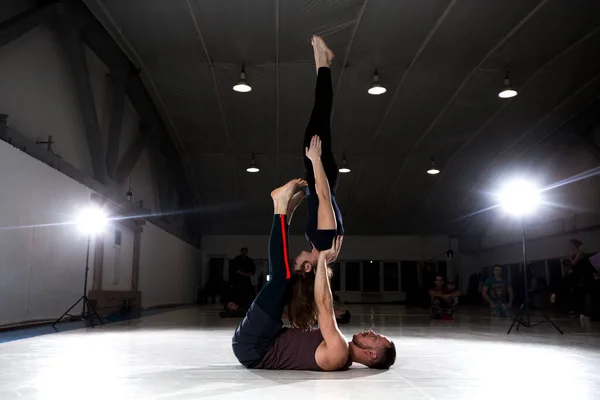 Pareja hace acroyoga, práctica física yoga y acrobacias. Pareja de equilibrio y concentración. Hombres y mujeres, par de ejercicios de flexibilidad acroyoga. Ajuste tiempo activo del yoga del par. Meditación, yoga, asanas —  Fotos de Stock