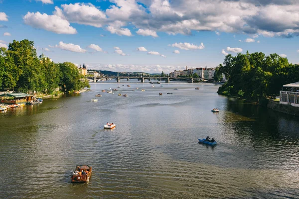 Prager Stadtpanorama, viele Katamarane schwimmen auf dem Fluss. Katamarane mit rastenden Touristen auf dem Fluss an der Karlsbrücke, in der historischen schwimmen. Prag Tschechische Republik — Stockfoto