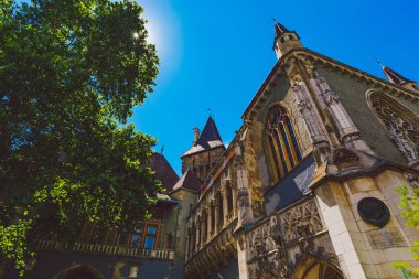 Budapeşte, Macaristan - 13 Temmuz 2017: Göl kenarındaki güzel ortaçağ kalesi. Budapeşte Macaristan Şehir Parkı