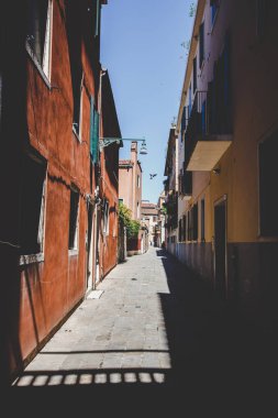 Venedik, İtalya - 14 Temmuz 2017. İtalya 'da yazları Venedik' te kimsesiz eski retro caddesi