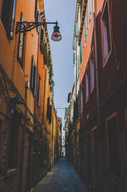 Venedik, İtalya - 14 Temmuz 2017. İtalya 'da yazları Venedik' te kimsesiz eski retro caddesi