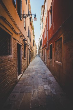 Venedik, İtalya - 14 Temmuz 2017. İtalya 'da yazları Venedik' te kimsesiz eski retro caddesi