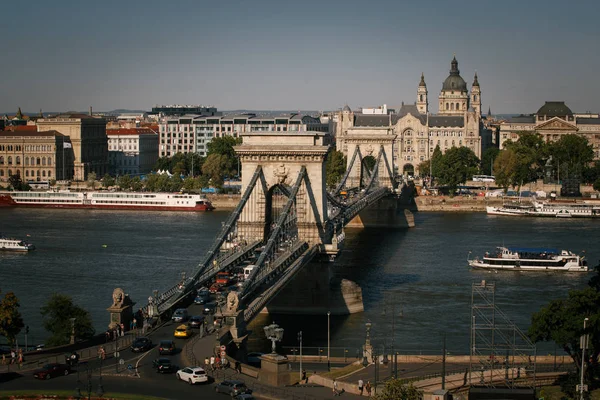 Budapest, Hongrie - 13 juillet 2017 : Le célèbre pont de la chaîne sur le Danube à Budapest, Hongrie Europe — Photo