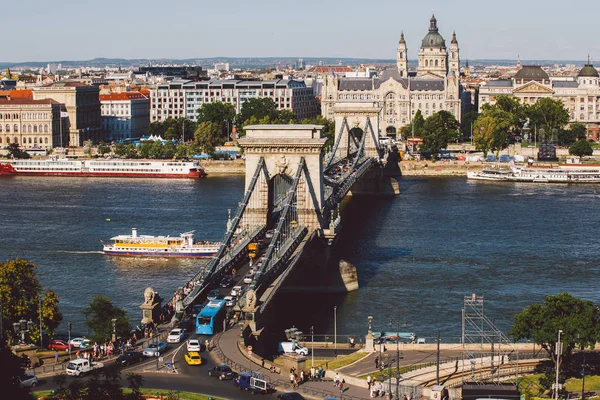 Budapeste, Hungria - 13 de julho de 2017: A famosa Ponte Chain através do Danúbio em Budapeste, Hungria Europa — Fotografia de Stock