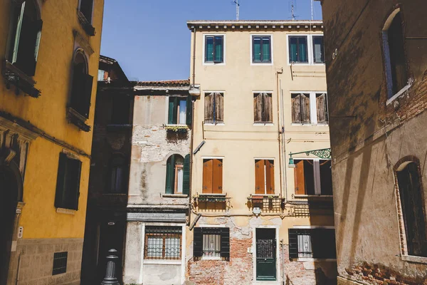 Venecia, Italia - 14 de julio de 2017.Antigua calle retro sin nadie en Italia Venecia en verano — Foto de Stock