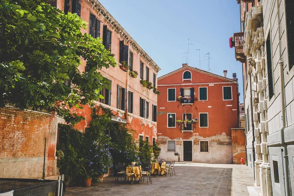 Benátky, Itálie - 14. července 2017.Old retro street without anyone in Italy Venice in summer — Stock fotografie
