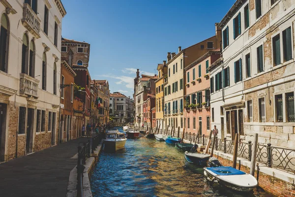 Venecia, Italia - 14 de julio de 2017.Venecia paisaje urbano, canal de agua estrecha, puente y edificios tradicionales. Italia — Foto de Stock
