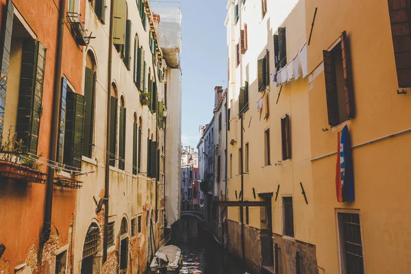 Венеция, Италия - 14 июля 2017.Old retro street without anyone in Italy Venice in summer — стоковое фото