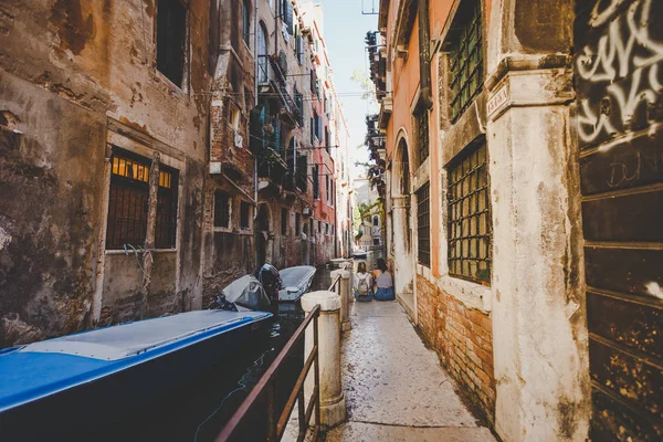 Venedik, İtalya - 14 Temmuz 2017. İtalya 'da yazları Venedik' te kimsesiz eski retro caddesi — Stok fotoğraf