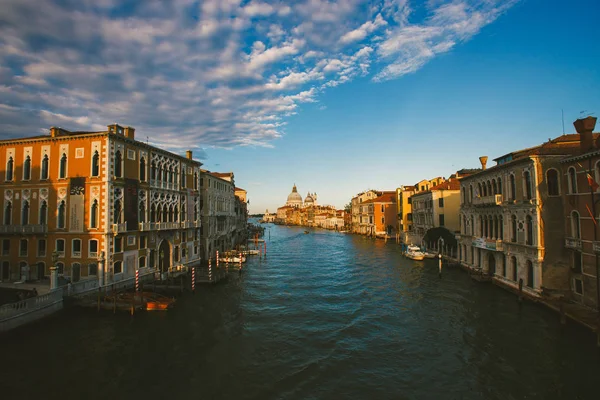 Venedig, italien - 14. juli 2017.grand canal und basilica santa maria della salute, venedig, italien — Stockfoto