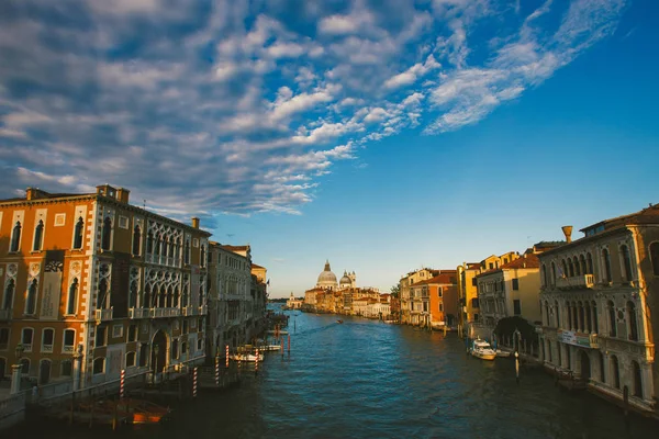 意大利威尼斯- 2014年7月14日意大利威尼斯大运河和圣玛丽亚大教堂 — 图库照片
