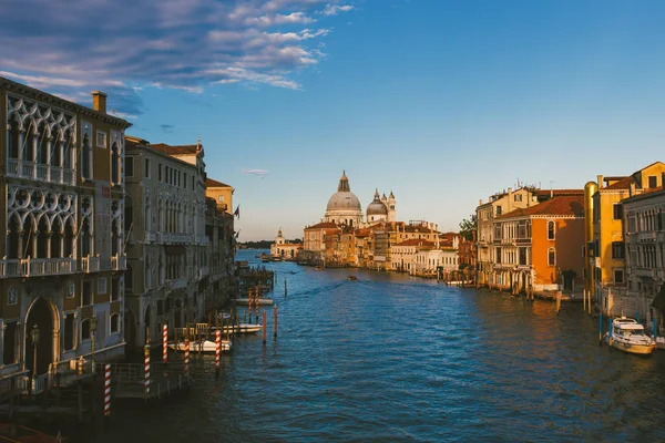 Benátky, Itálie - 14. července 2017.Grand Canal and Basilica Santa Maria della Salute, Benátky, Itálie — Stock fotografie