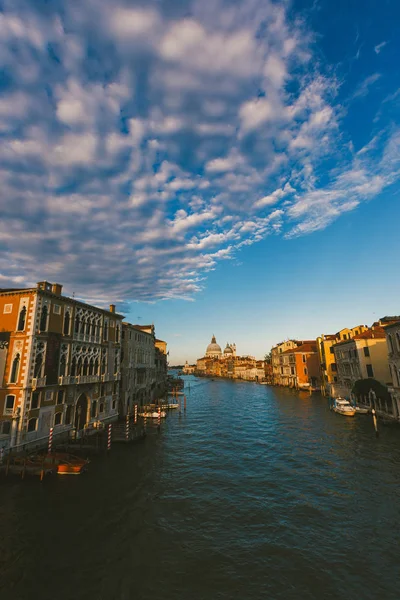 Benátky, Itálie - 14. července 2017.Grand Canal and Basilica Santa Maria della Salute, Benátky, Itálie — Stock fotografie