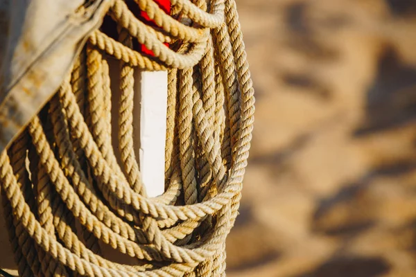 Corda no convés do barco. Pendurado lã corda close-up no fundo borrado. corda marinha. Corda de navio — Fotografia de Stock