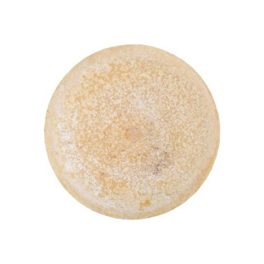 Peynir çarkı beyaz arka planda izole edilmiş. Baş peynir editoryel karantina. İtalyan peynirlerini yakın planda tutun. Ukrayna, Kiev, 6 Aralık 2019