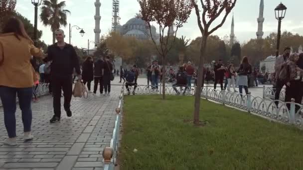 Kostel svaté moudrosti Hagia Sophia - Ayasofya. Istanbul, Turecko 25. října2019. Exteriér muzea mešity Hagia Sophia Ayasofya. Okres Sultanahmet v Istanbulu. Náměstí Sultanahmet — Stock video