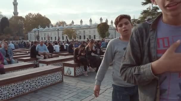 Hagia Sophia Kerk van de Heilige Wijsheid - Ayasofya. Istanbul, Turkije 25 oktober 2019. Buiten van de Hagia Sophia Ayasofya Moskee Museum. Sultanahmet district van Istanbul. Sultanahmet-plein — Stockvideo