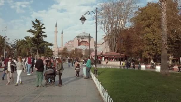 Hagia Sophia Den heliga visdomens kyrka - Ayasofya. Istanbul, Turkiet 25 oktober 2019. Utanför Hagia Sophia Ayasofya moskémuseum. Sultanahmet-distriktet i Istanbul. Sultanahmet torget — Stockvideo