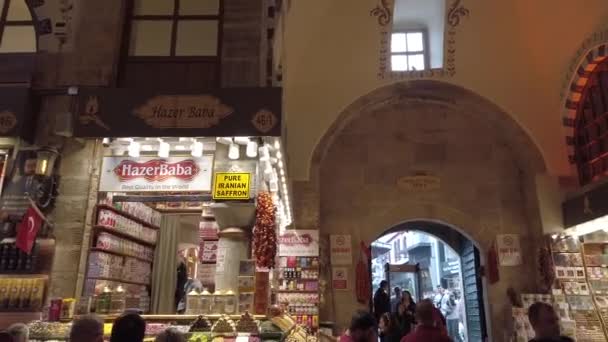 Египетский базар, Стамбул, Турция, 28 октября 2019 года. Люди на Египетском базаре. Spice Bazaar. Большой базар в Стамбуле. Люди и туристы ходят по магазинам. уличные рынки турецкого города — стоковое видео