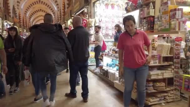 Mısır Pazarı, İstanbul, Türkiye, 28 Ekim 2019. İnsanlar Mısır Çarşısı 'nda. Baharat Pazarı. İstanbul 'da büyük pazar. İnsanlar ve turistler alışveriş yapıyor. Türkiye 'de sokak pazarları — Stok video