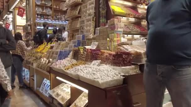 Egyiptomi bazár, Isztambul, Törökország, 2019. október 28. Az emberek az egyiptomi bazárban vannak. Fűszerbazár. Nagy bazár Isztambulban. Emberek és turisták vásárolnak. utcai piacok Török városban — Stock videók