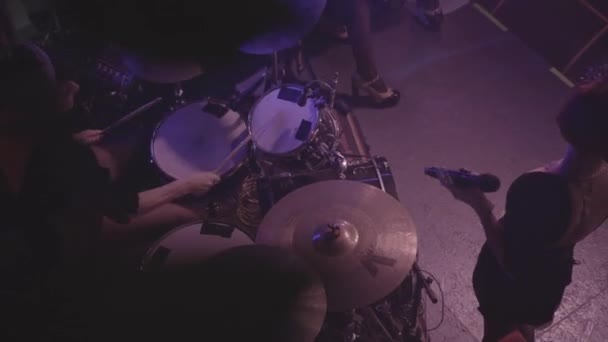 Música de clube noturno baterista feminino realizando. mãos mulher músico tocar bateria concerto. Uma baterista irreconhecível. Jovem mulher percussão baterista tocando com bateria. Ucrânia, Kiev 14 de dezembro de 2019 — Vídeo de Stock