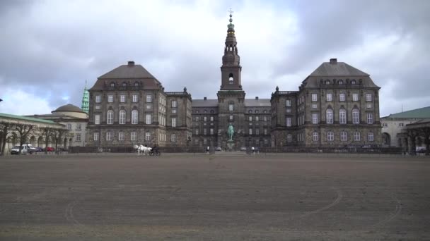 2019年2月20日。丹麦。哥本哈根。训练旁路适应马在城堡的皇家稳定基督教堡老虎机。穿着制服、头盔和户外赛马的人 — 图库视频影像