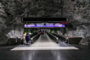 17 08 2013 - şaşırtıcı sanat metro, iç Huvudsta istasyonu, yürüyen merdiven rock metro, Stockholm, İsveç