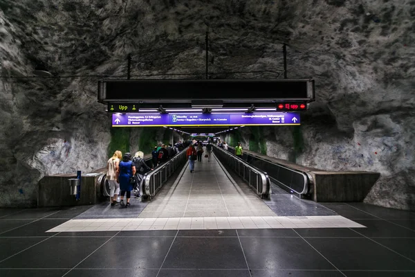 17 08 2013 - Uimitor metrou de artă, interiorul stației Huvudsta, scara rulantă în metroul stâncos, Stockholm, Suedia — Fotografie, imagine de stoc