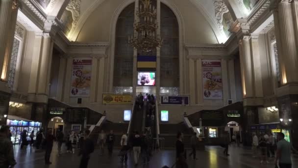 Menge von geschäftigen Menschen im Inneren des Gebäudes des Hauptbahnhofs, Kiev 7. März 2018. kyiv-pasazhyrskyi Bahnhof Innenraum. Hauptbahnhof in Kyiw — Stockvideo