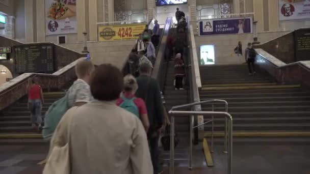 Folle di persone occupate all'interno dell'edificio della stazione ferroviaria centrale, Kiev, 7 marzo 2018. Kiev-Pasazhyrskyi interno della stazione ferroviaria. Stazione Centrale di Kiev — Video Stock