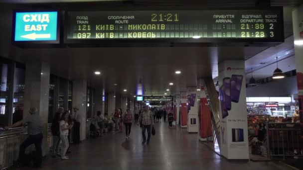 Dav zaneprázdněných lidí uvnitř budovy Hlavního nádraží v Kyjevě 7. března2018. Interiér železniční stanice Kyjev-Pasazhyrskyi. Hlavní nádraží v Kyjevě — Stock video