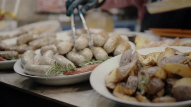 Noel panayırında sıcak yemek. Geleneksel sosisler ateşte pişerken. Markette BBQ Sosisleri. Noel pazarı yemekleri. Izgarada sosisler. Kiev 'de Yeni Yıl Fuarı