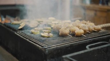 Kızarmış patates. Izgara patates ve sebze. Pastırmalı ızgara patates. Izgara şişte domuz yağıyla pişirilmiş patates. Patates ve domuz yağı.