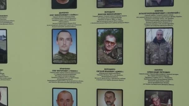 Muur met foto 's soldaten die omkwamen in de Russisch-Oekraïense oorlog. Fotografen gedood tijdens de Maidan opstanden. Herdenkingsmuur van Helden van de Hemelse Honderden Oekraïne, Kiev 20 mei 2019 — Stockvideo