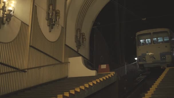 Teleférico en Kiev, Ucrania 10 de diciembre de 2019. Funicular ferroviario en Kiev por la noche — Vídeos de Stock