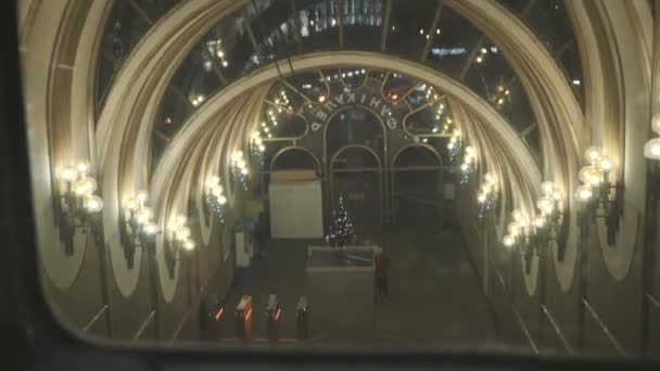 ケーブル鉄道でキエフ,ウクライナ2019年12月10日.キエフの夜の鉄道ケーブルカー — ストック動画