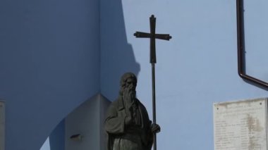 Ukrayna 'nın Ortodoks Kilisesi Mikhailovsky Altın Kubbe Manastırı. 2019 yazında güneşli bir havada Kiev 'deki güzel St. Michaels Altın Manastırı' nın avlusu.