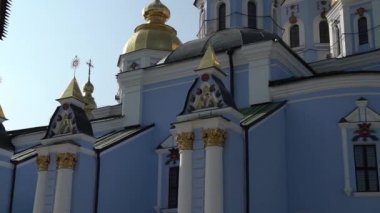 Ukrayna 'nın Ortodoks Kilisesi Mikhailovsky Altın Kubbe Manastırı. 2019 yazında güneşli bir havada Kiev 'deki güzel St. Michaels Altın Manastırı' nın avlusu.