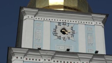 Ukrayna 'nın Ortodoks Kilisesi Mikhailovsky Altın Kubbe Manastırı. 2019 yazında güneşli bir havada Kiev 'deki güzel St. Michaels Altın Manastırı' nın avlusu.