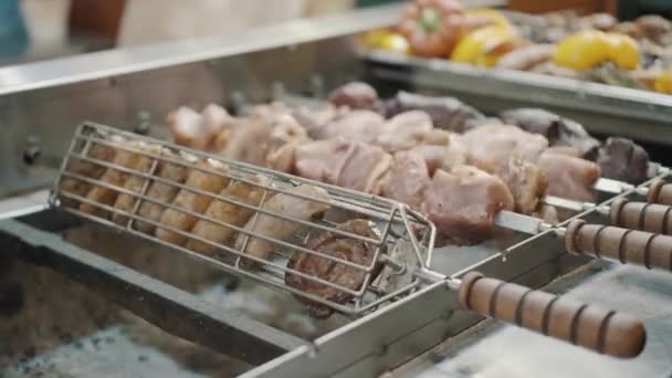 Taze kebap eti ateşte kavrulmuş. Seçici odaklanma. Et ızgarada. İyi akşamlar BBQ. Izgarada dumanla barbekü yapmak. Şişte dönen et, akşam yemek pazarında kömürde pişen et. — Stok video