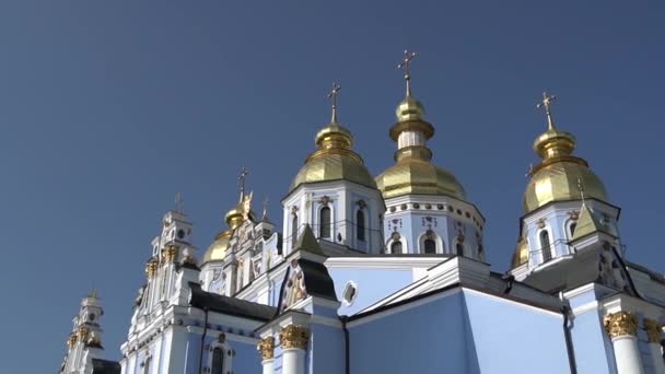 Territorium der orthodoxen Kirche Michailowski goldkuppel- das Kloster der Ukraine. der hof des schönen st. michaels goldenen klosters in kiev im sommer 2019 bei sonnigem wetter — Stockvideo