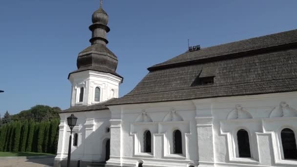 Território Igreja Ortodoxa Mikhailovsky Gold-Dome Mosteiro da Ucrânia. O pátio do belo Mosteiro de Ouro de St. Michaels em Kiev no verão de 2019 em tempo ensolarado — Vídeo de Stock